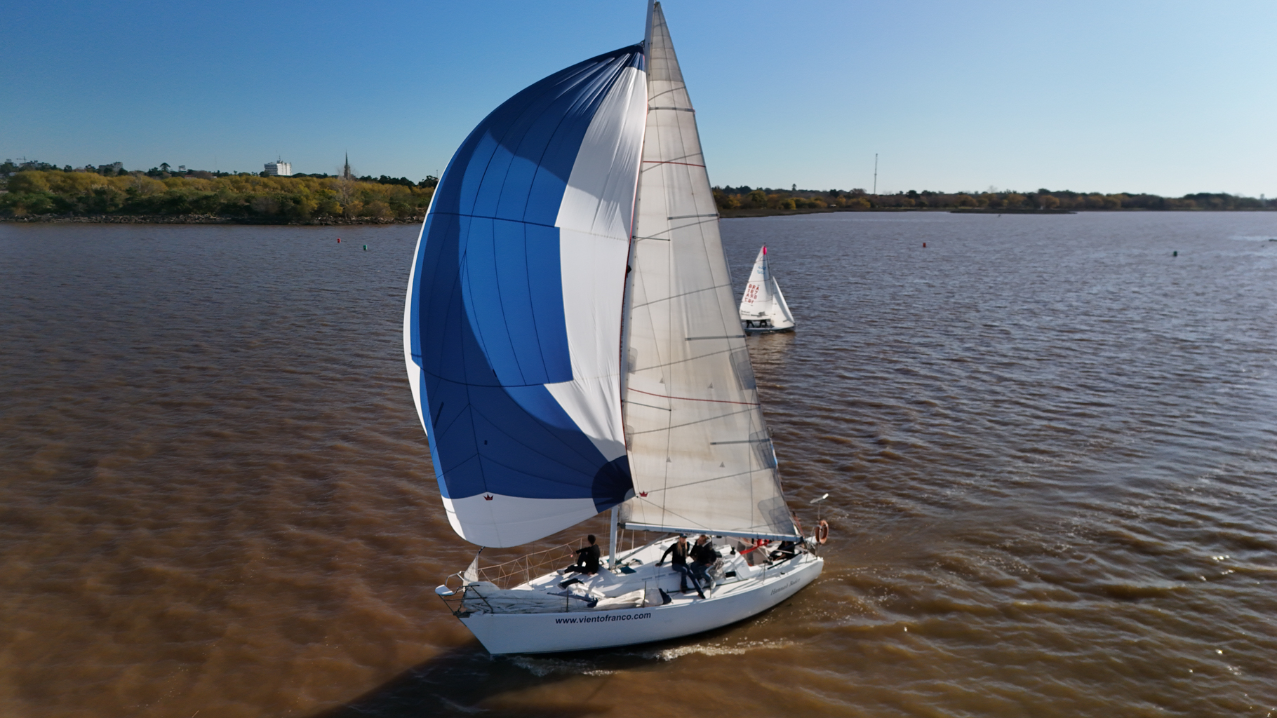 Velero de Viento Franco navegando en el Río de la Plata